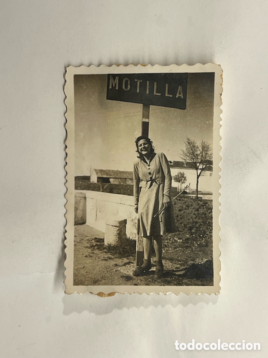 Fotograf&iacute;a antigua: MOTILLA (Cuenca) T&iacute;a Elia sonriente junto al cartel de llegada al pueblo&hellip; Fotograf&iacute;a (h.1945?)