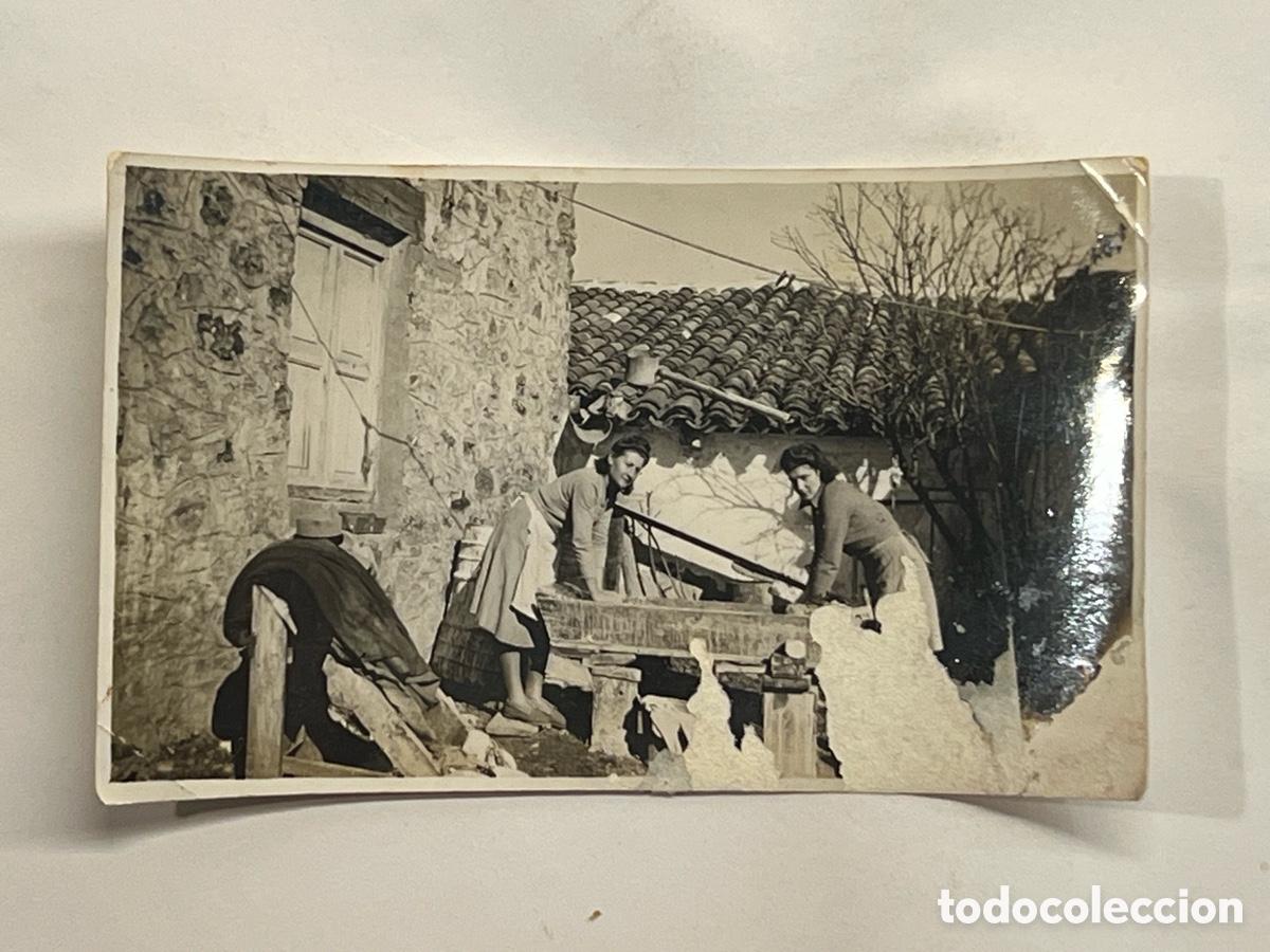 Fotograf&iacute;a antigua: MOTILLA DEL PALANCAR.. Postguerra Civil Espa&ntilde;ola.. Mama y t&iacute;a Elia lavando en la Bodega (a.1942)