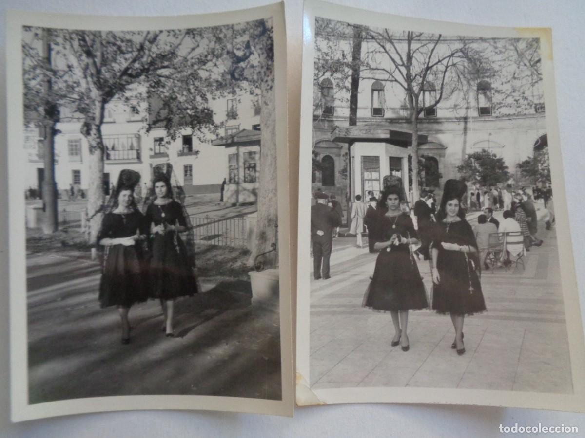 Fotograf&iacute;a antigua: SEMANA SANTA DE SEVILLA - JUEVES SANTO : LOTE DE 2 FOTOS DE SE&Ntilde;ORITAS CON PEINETA Y MANTILLA, 1959