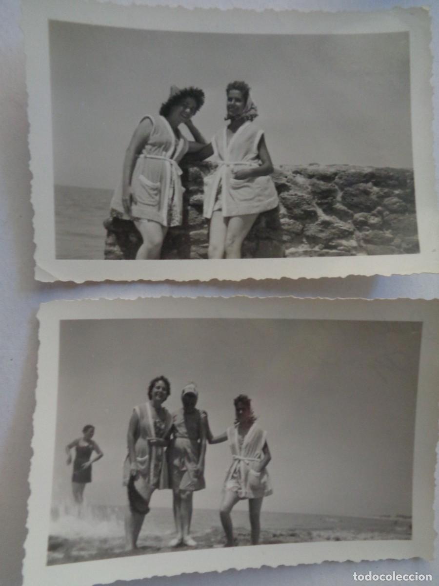 Fotografia antica: LOTE DE 2 FOTOS DE CHICAS EN BA&Ntilde;ADOR Y ALBORNOZ EN LA PLAYA , ROTA 1957 . DE MALET , CADIZ