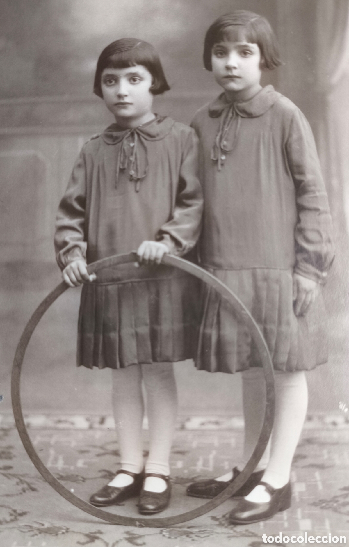 Fotograf&iacute;a antigua: FOTOGRAF&Iacute;A RETRATO DE ESTUDIO NI&Ntilde;AS HERMANAS FOT&Oacute;GRAFO PHOTO RAPHAEL BARCELONA C. 1925