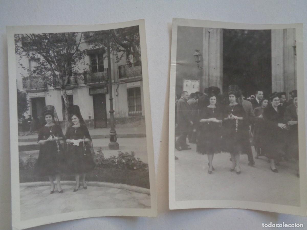 Fotograf&iacute;a antigua: SEMANA SANTA DE SEVILLA - JUEVES SANTO : LOTE DE 2 FOTOS DE SE&Ntilde;ORITAS CON PEINETA Y MANTILLA , 1959