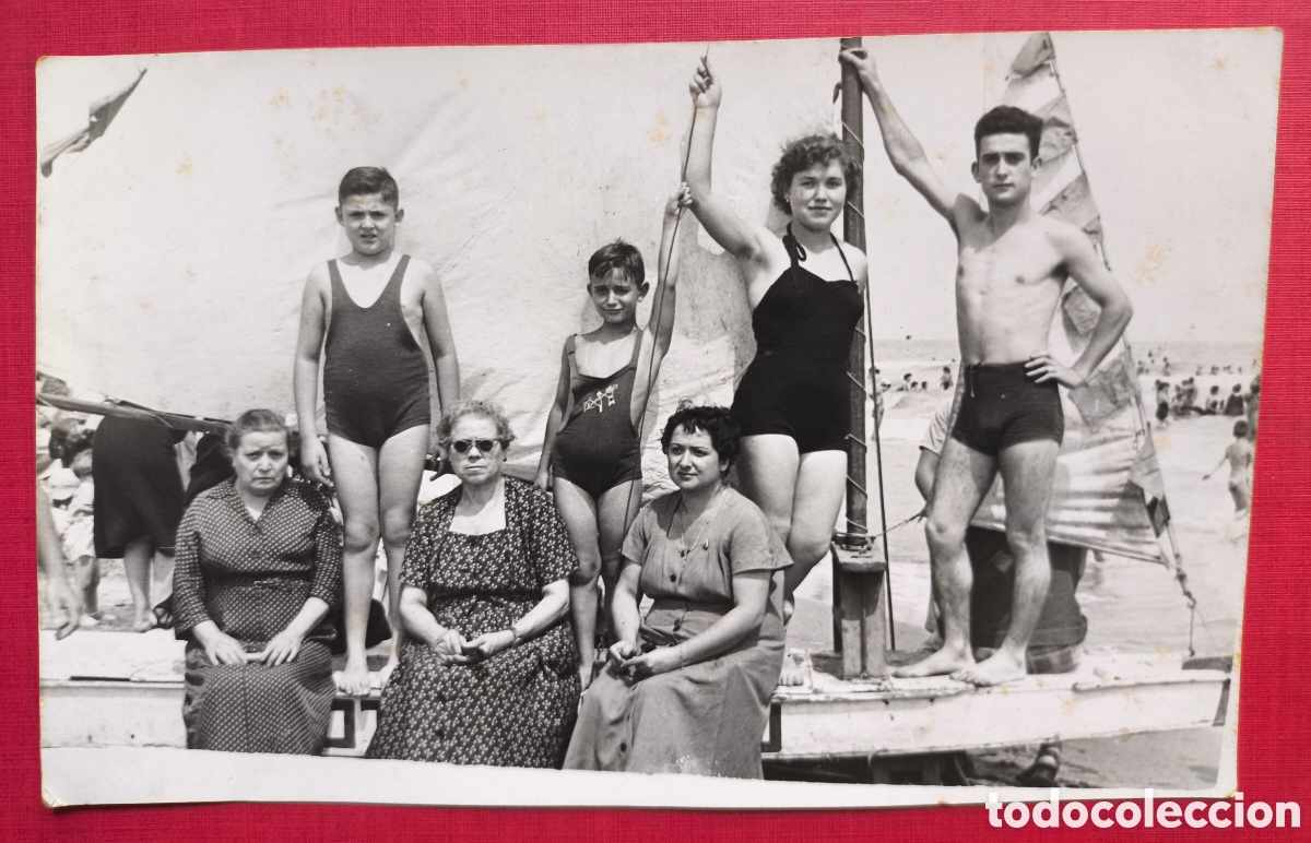 Photographie ancienne: FOTOGRAF&Iacute;A RETRATO GRUPAL FAMILIA EN LA PLAYA FOT&Oacute;GRAFO MINUTERO BALNEARIO LA PAZ GRAO VALENCIA 1945
