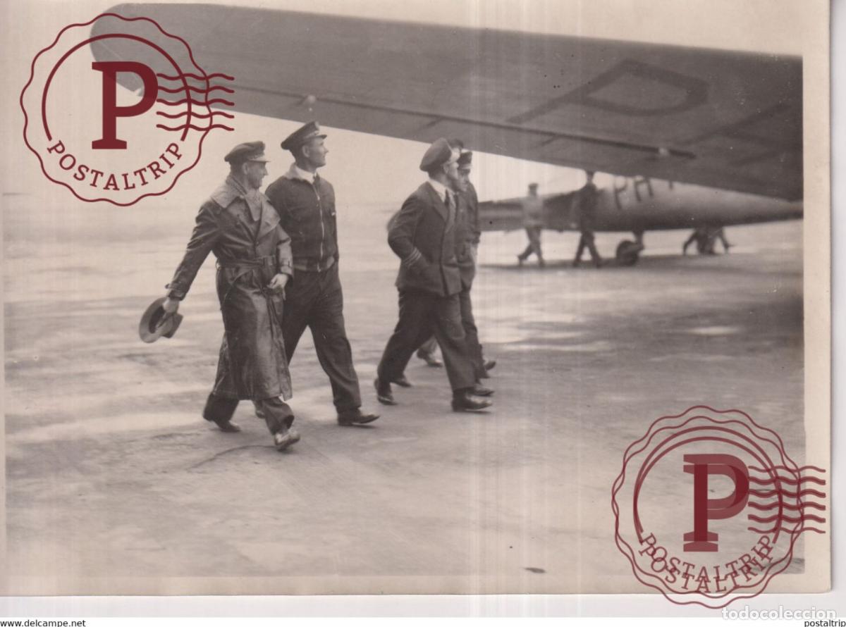 Fotografia antiga: PARMENTIER AND MOLL ENCANDRES DE LEUR RADIO TELEGRAPHISTE ET LEUR MECANICIEN LE BOURGET A 18*12CM
