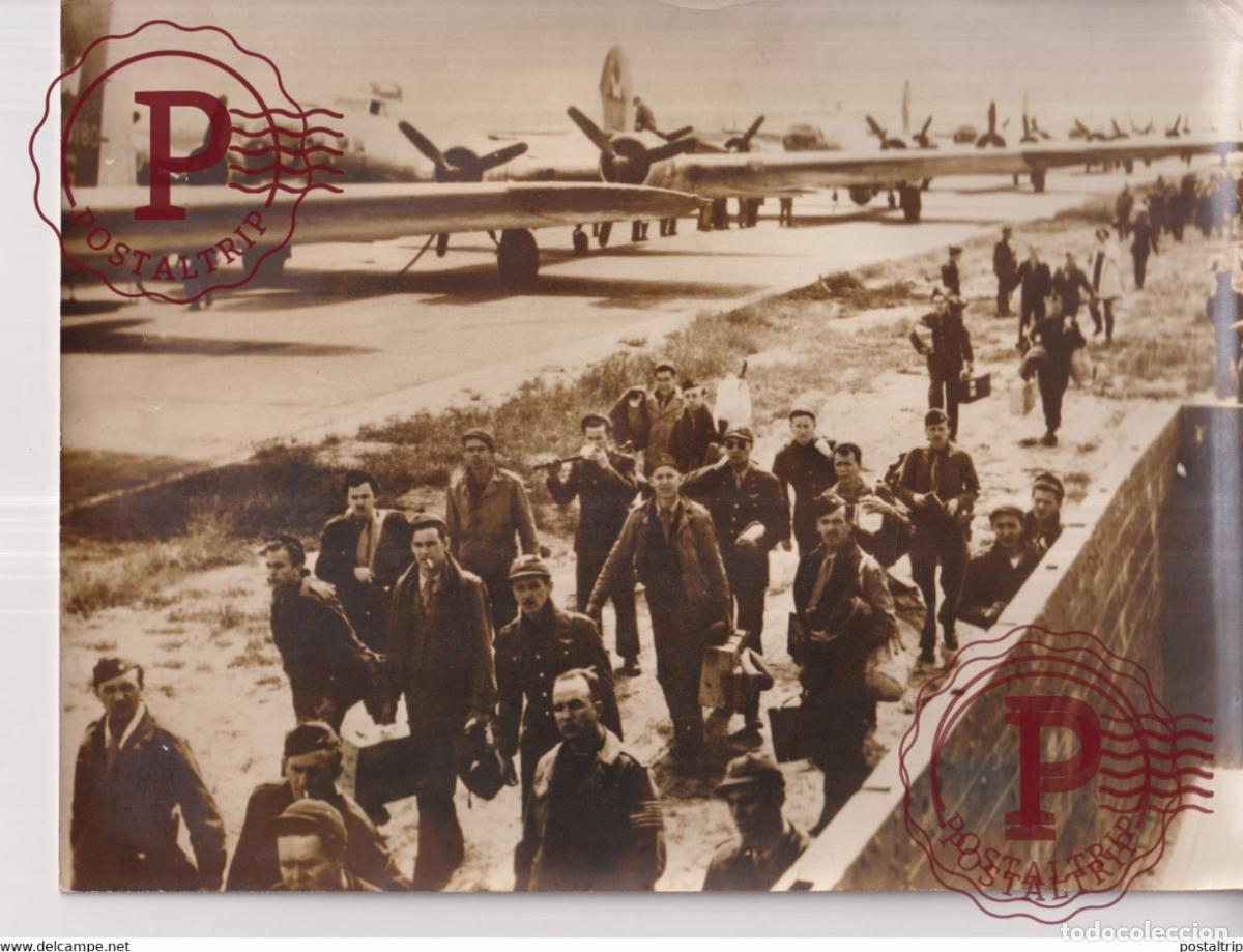 Fotograf&iacute;a antigua: LIBERATION DAVIATEURS AMERICAINS 1945 LEURS DESCENTE DAVION B17 10000 PILOTES ET CFRANC 24*18 CM