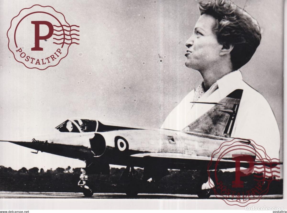 Fotograf&iacute;a antigua: HISTOIRE DE LAVIATION 1977 JACQUELINE AURIOL ET SON EQUIPE DEVANT LE MIRAGE III 18*12 CM AVIACION