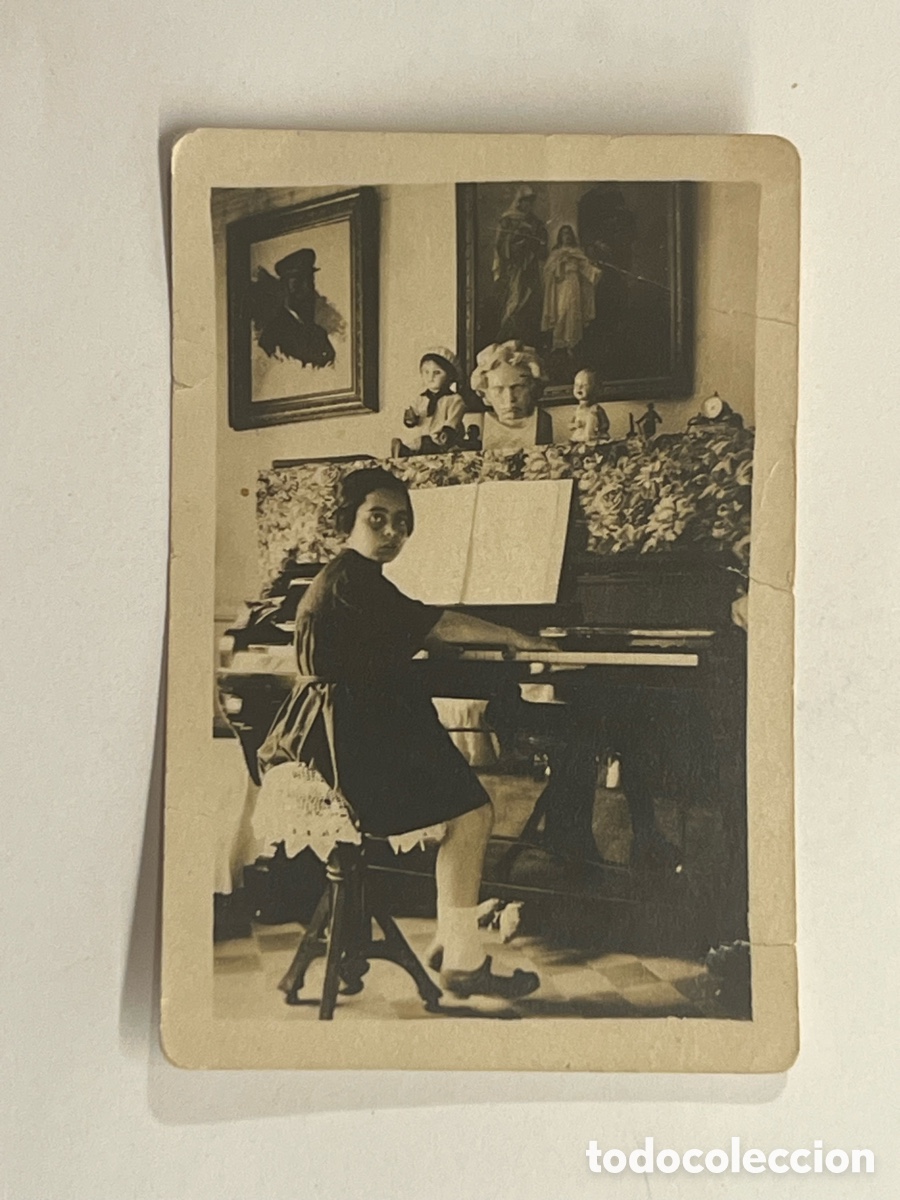 Fotograf&iacute;a antigua: VALENCIA. Palacio Ripalda.. joven al Piano Fotograf&iacute;a antigua, . (h.1920?)