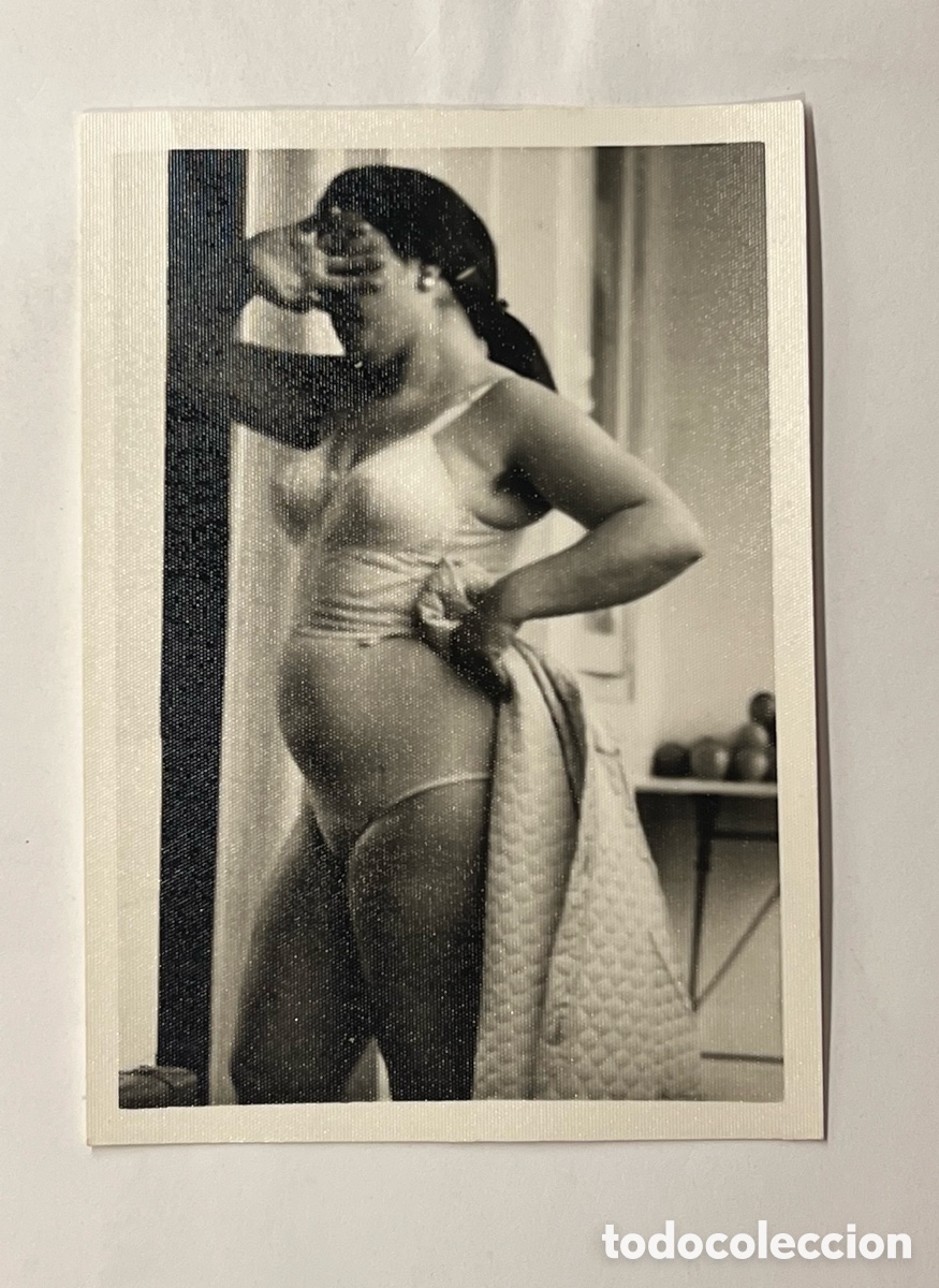 Fotograf&iacute;a antigua: FOTOGRAF&Iacute;A. Modelo Curvi en ropa interior.. (h.1980?) Med&iacute;das: 7,5 x 11 cm.,