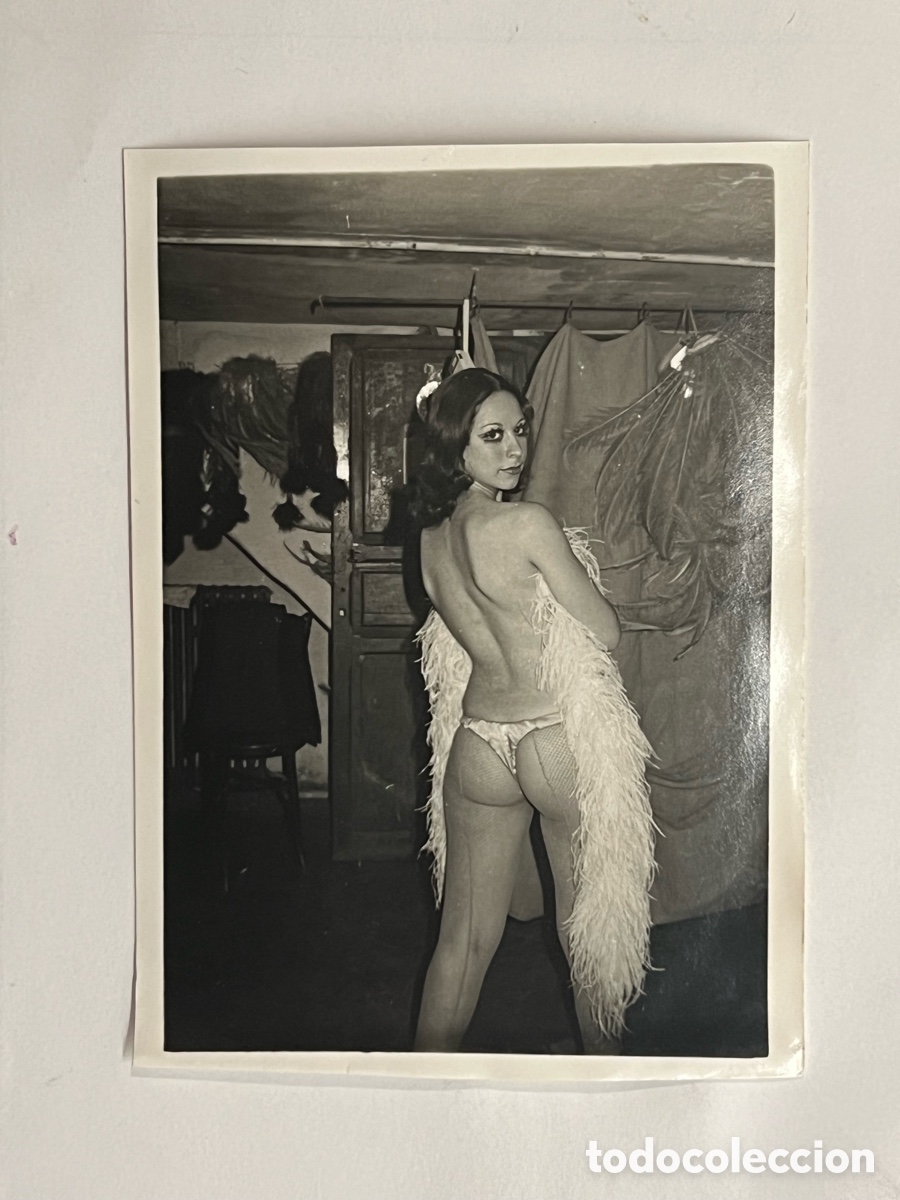Fotografia antiga: FOTOGRAF&Iacute;A Vedette, Revista, Burlesque&hellip;Benidorm ? (h.1980?) Med&iacute;das: 7,5 x 11 cm.