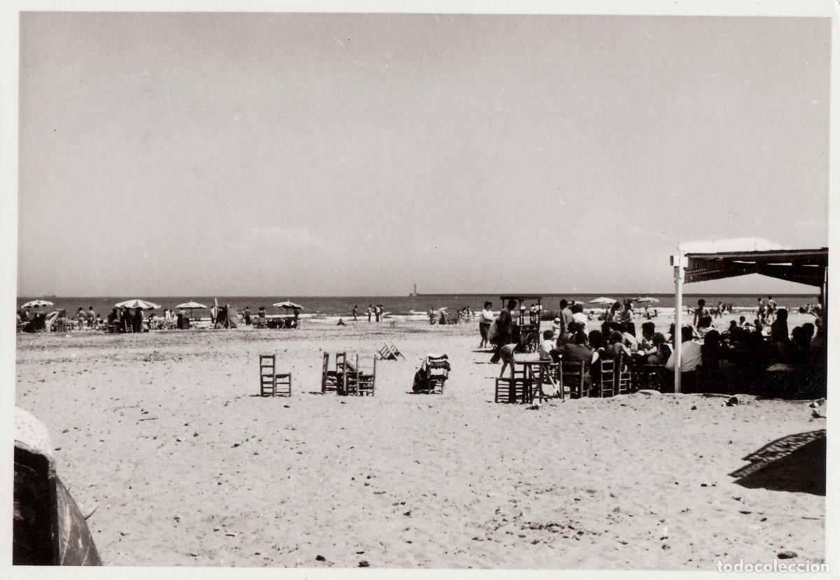 Fotograf&iacute;a antigua: Bonita foto. Merendero. Playa de Val&egrave;ncia con el faro al fondo. Carrito de helados. A&ntilde;os 60 vf