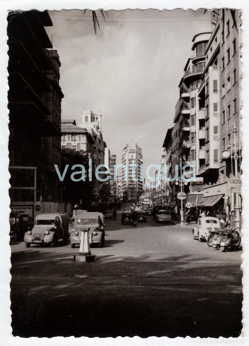 Photographie ancienne: Preciosa foto. Rambla M&eacute;ndez N&uacute;&ntilde;ez de Alicante. Coches antiguos 600 Vespa Tinta Samas 60s vf