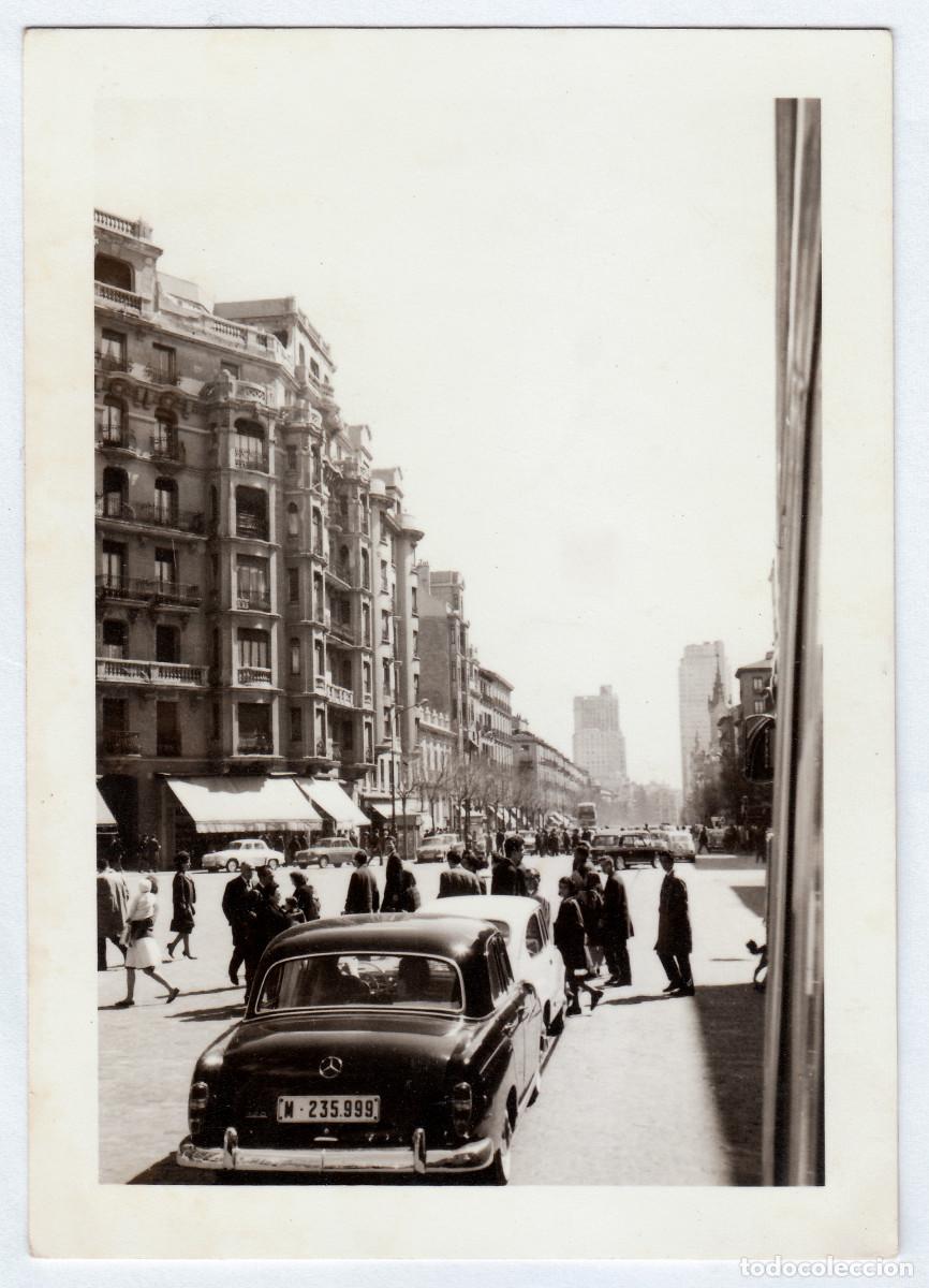 Fotograf&iacute;a antigua: Preciosa foto. Tr&aacute;fico en las calles de Madrid. Coches antiguos Mercedes 600 A&ntilde;os 60 vf