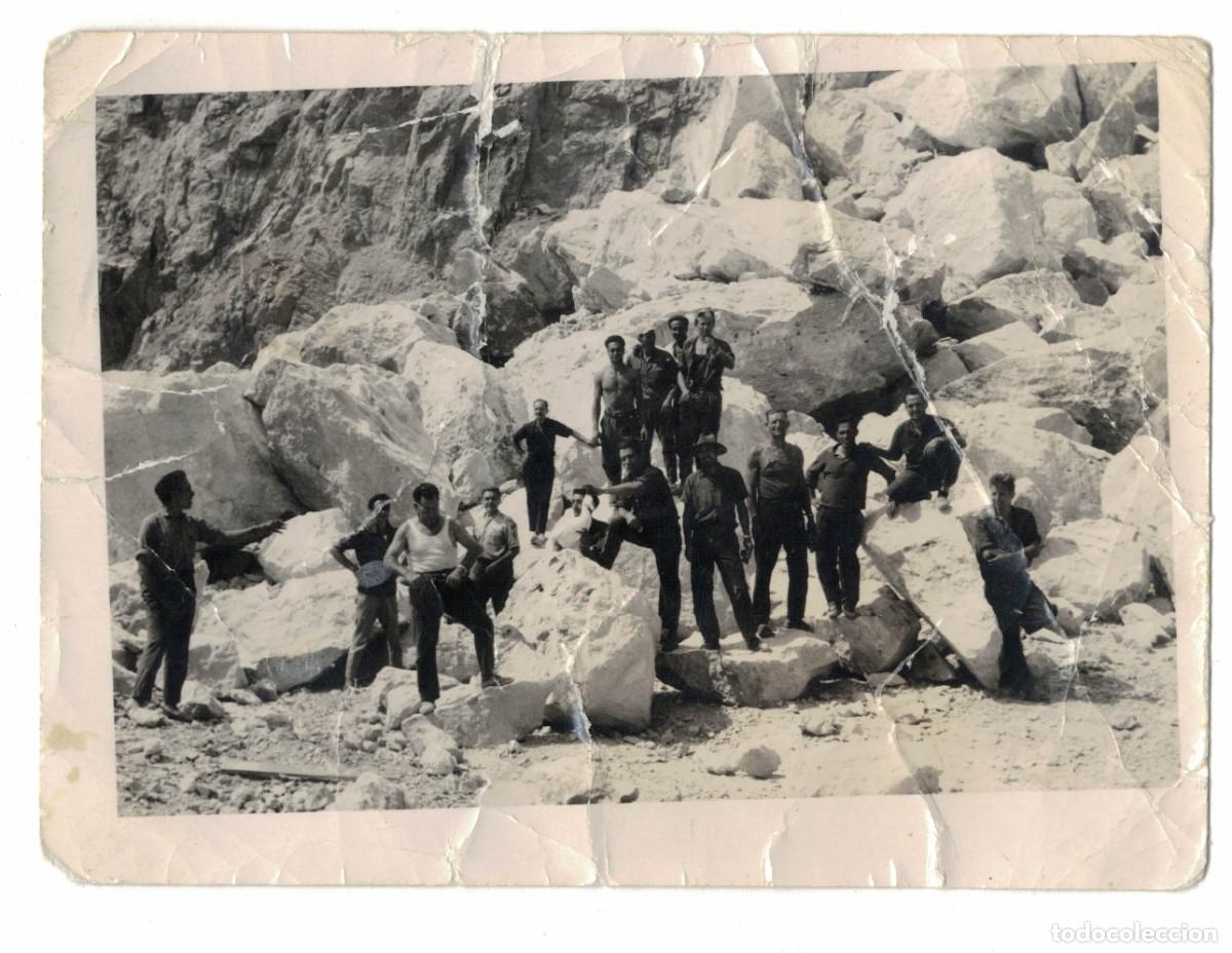 Fotograf&iacute;a antigua: Fotograf&iacute;a blanco y negro grupo de trabajadores en cantera &ndash; nombres al reverso a&ntilde;os 50,60