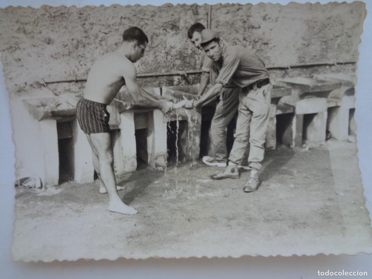 Fotografia antica: FOTO DE MILITARES HACIENDO LA COLADA EN EL CUARTEL, UNO EN BA&Ntilde;ADOR