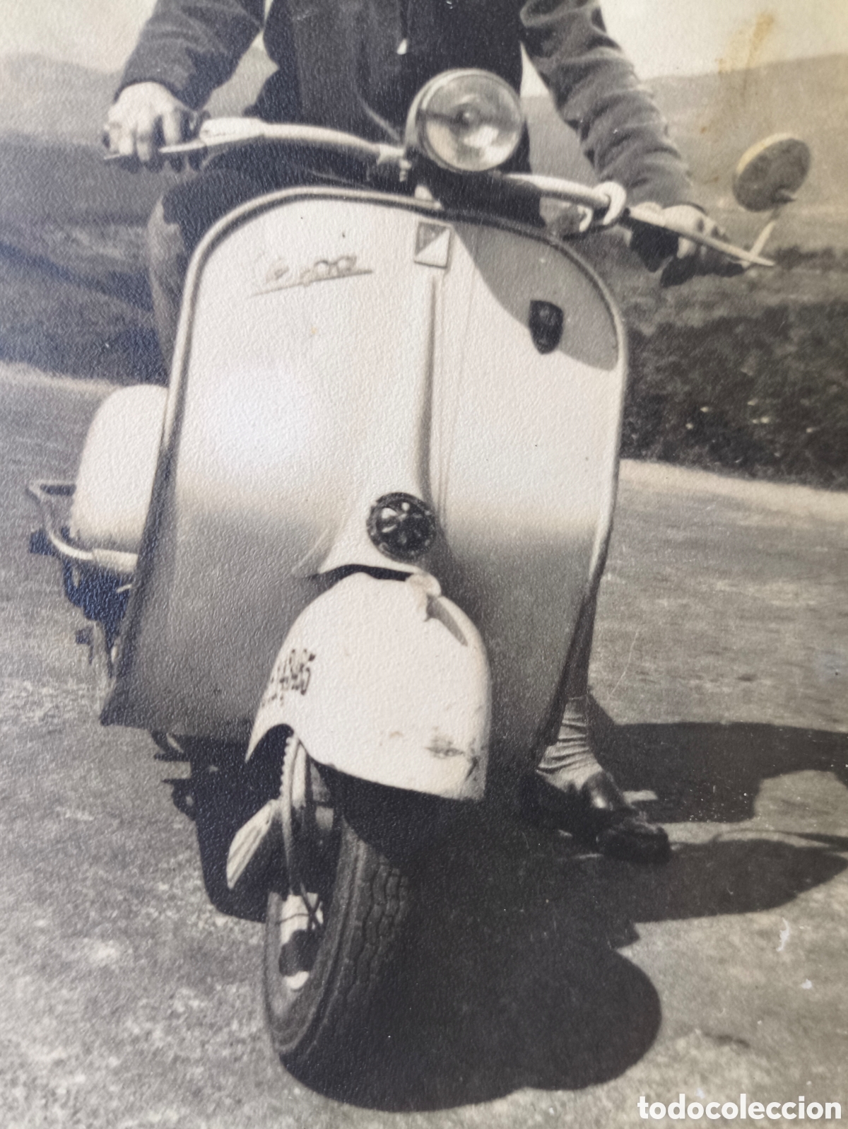 Fotograf&iacute;a antigua: VESPA 125 FARO BAJO MOTOCICLETA SCOOTER FOTOGRAF&Iacute;A C. 1960