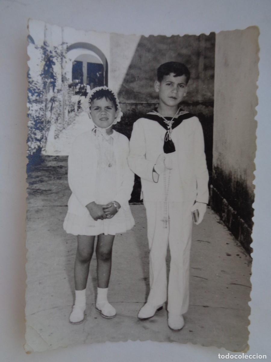 Fotografia antica: FOTO DE NI&Ntilde;O DE PRIMERA COMUNION CON SU HERMANITA