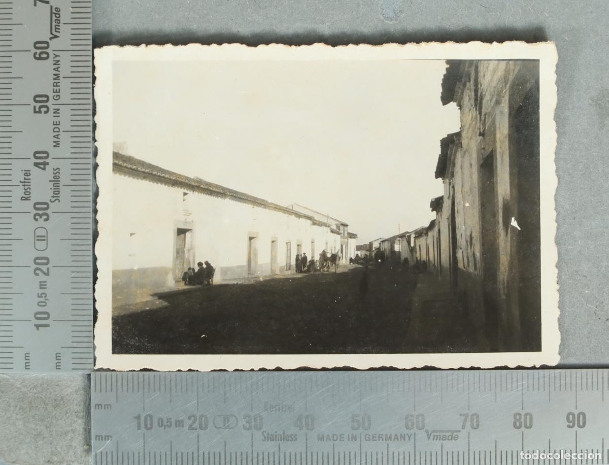 Fotograf&iacute;a antigua: FOTOGRAFIA. Calle de pueblo con figuras y carro. HACIA 1930
