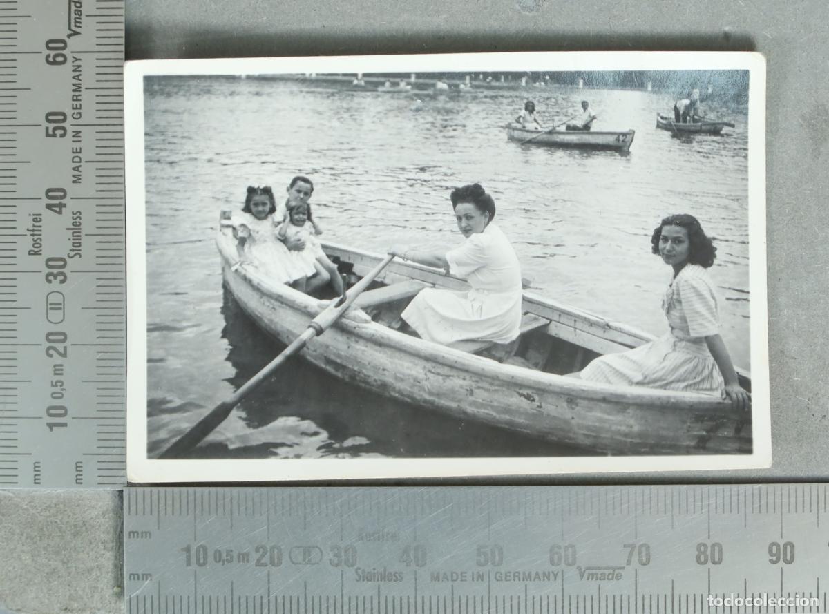 Fotograf&iacute;a antigua: FOTOGRAFIA. Familia paseando en barca en un lago. &iquest;RETIRO? hacia 1940