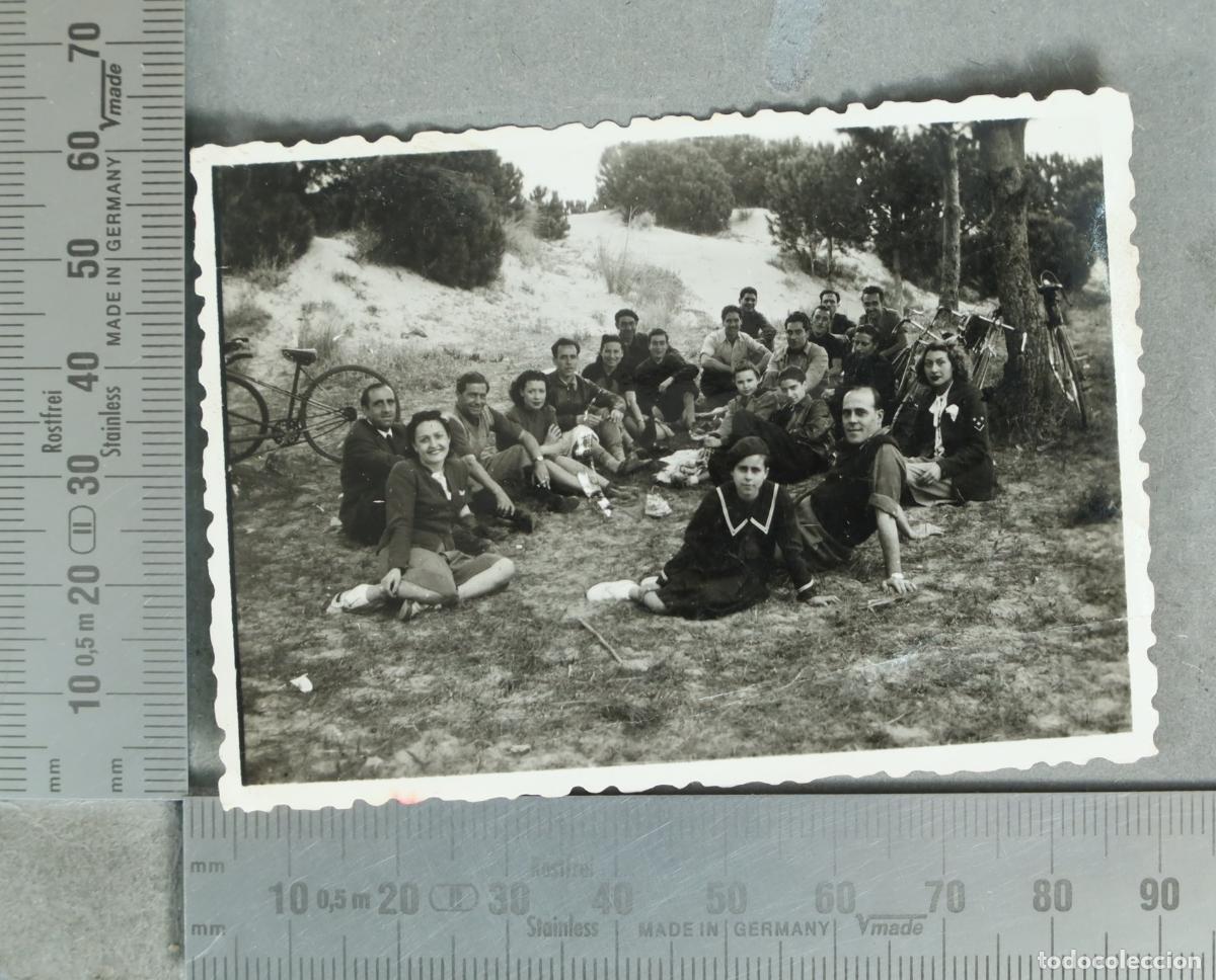 Fotograf&iacute;a antigua: FOTOGRAFIA. Grupo de personas en un dia de campo con bicicletas hacia 1930