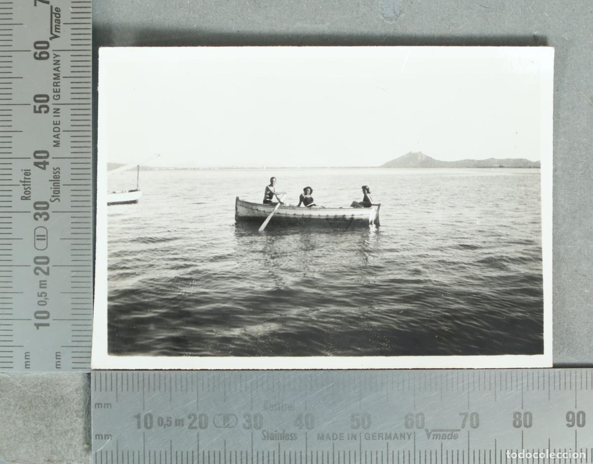 Fotograf&iacute;a antigua: FOTOGRAFIA. Personas en barca en el mar con monta&ntilde;a al fondo hacia 1930