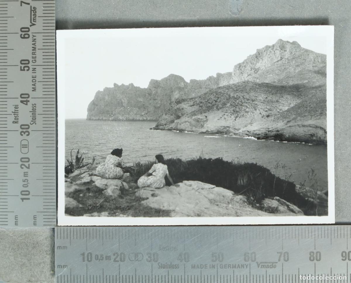 Fotograf&iacute;a antigua: FOTOGRAFIA. Mallorca - Costa con mujeres mirando el mar hacia 1930