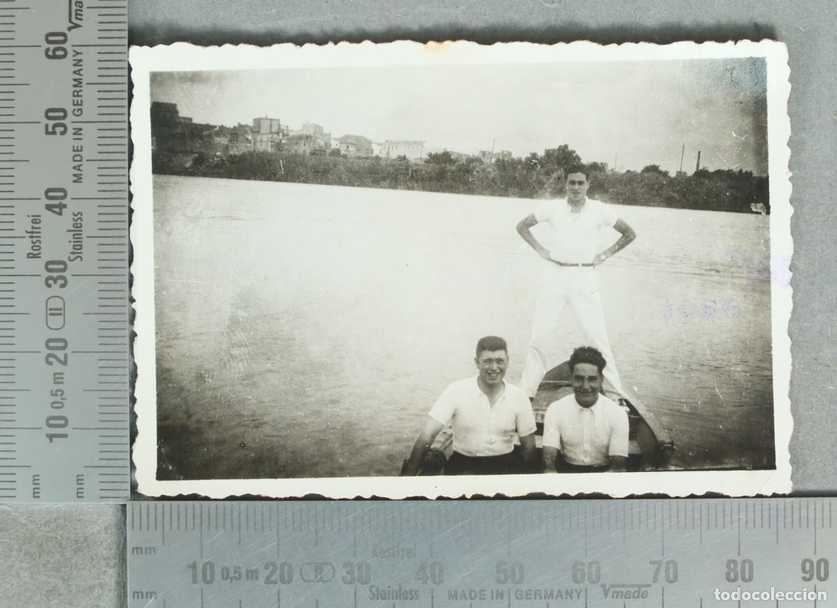 Fotograf&iacute;a antigua: FOTOGRAFIA. Tortosa - Hombres en barca 1932