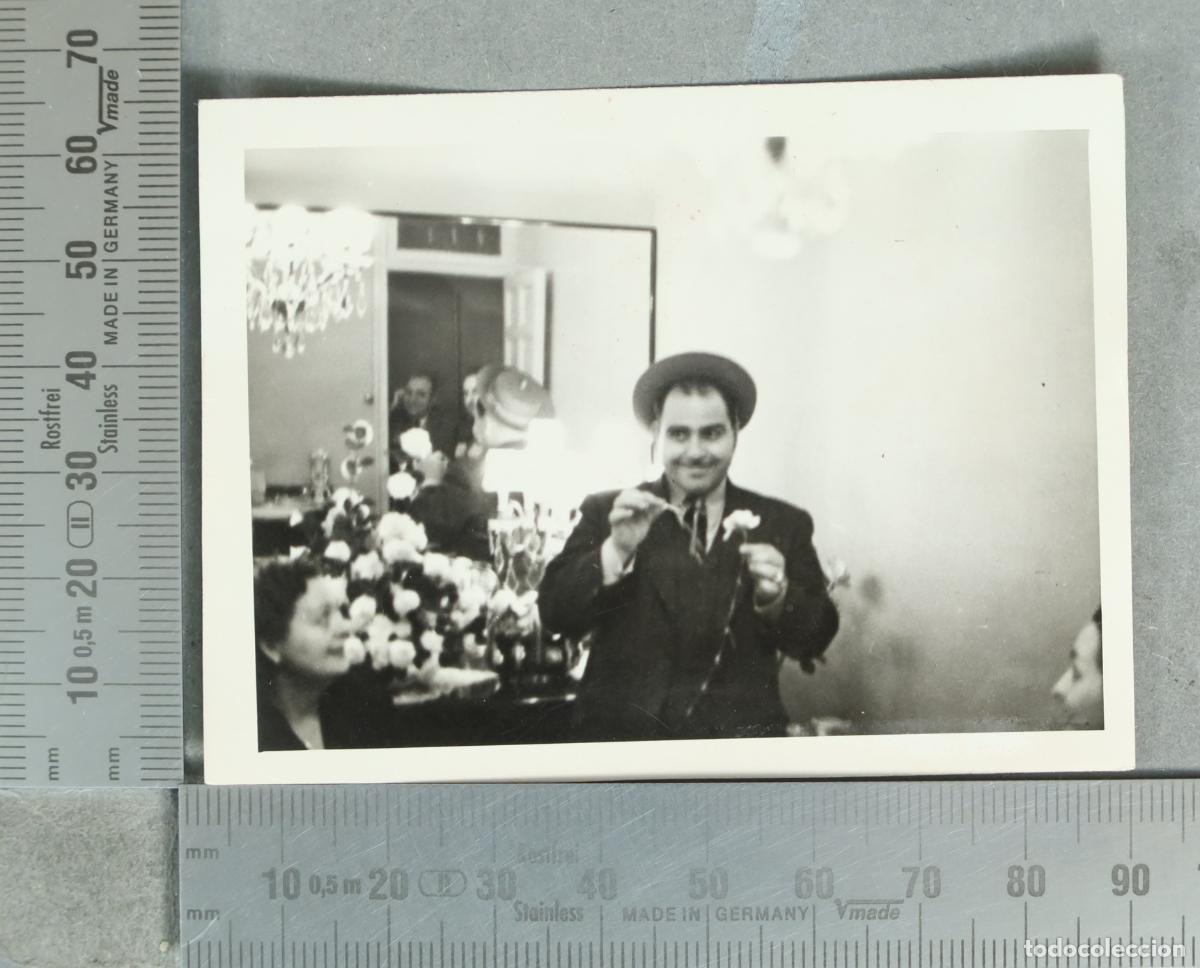 Fotograf&iacute;a antigua: FOTOGRAFIA. Hombre con sombrero y flores CELEBRACION hacia 1940