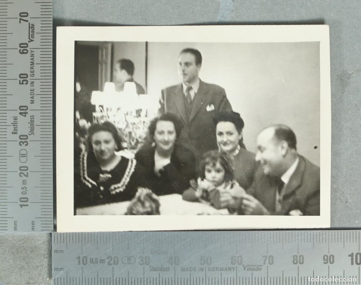 Fotograf&iacute;a antigua: FOTOGRAFIA. familia reunida en interior hacia 1940