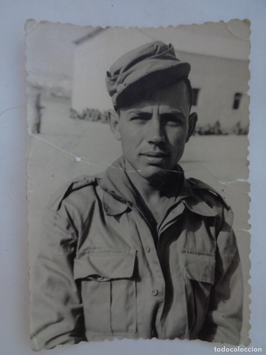 Photographie ancienne: FOTO DE MILITAR CON ROPA DE CAMPA&Ntilde;A Y MONTA&Ntilde;ERA, SEGURAMENTE NORTE DE AFRICA . PEGADA !