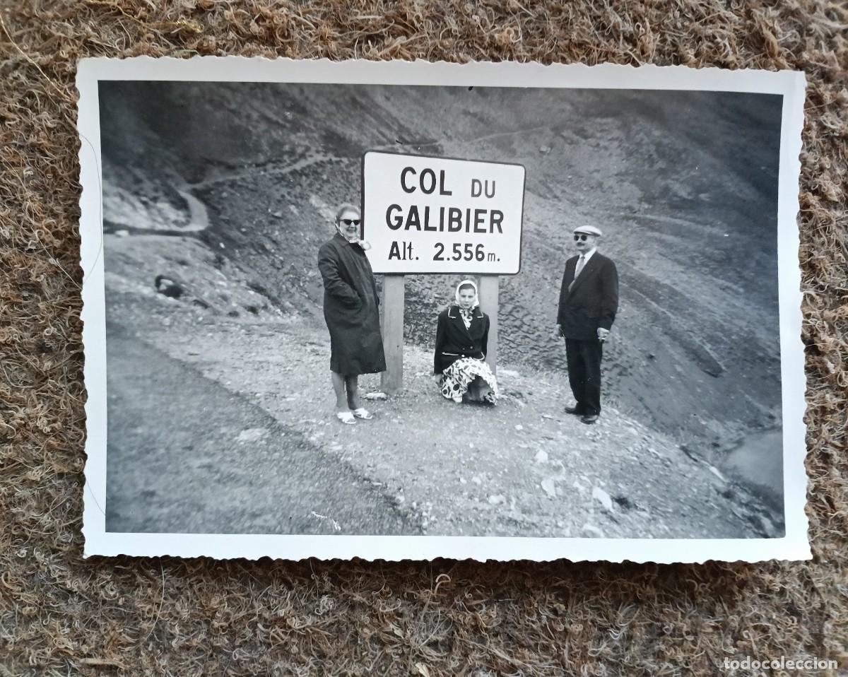 Fotograf&iacute;a antigua: Antigua fotograf&iacute;a. A&ntilde;os 50, 60. Parada en el Col, alto du Galibier. Puerto m&iacute;tico del Tour de Fran
