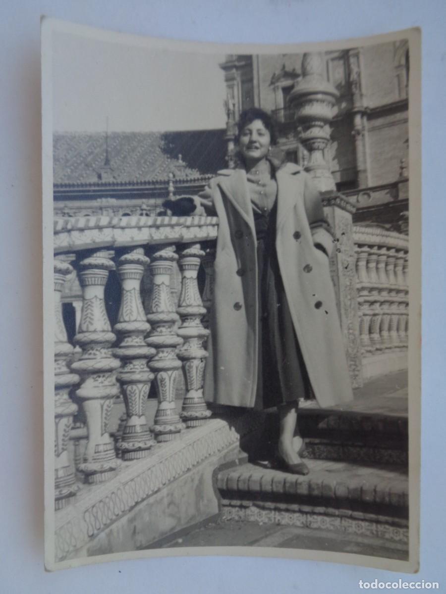 Fotografia antiga: MINUTERO DE FOTOGRAFO CALLEJERO DE CHICA CON ABRIGO EN LA PLAZA DE ESPA&Ntilde;A DE SEVILLA