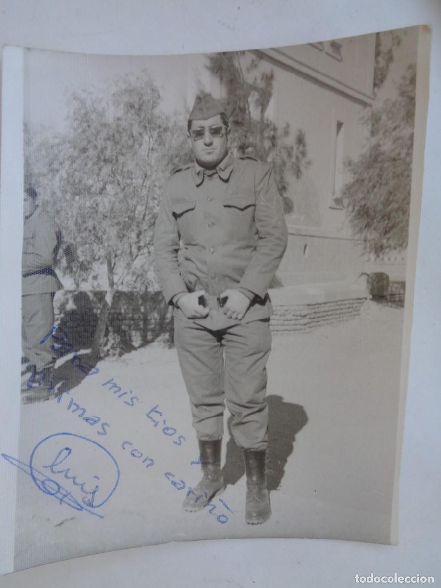 Fotograf&iacute;a antigua: FOTO DE MILITAR CON ROPA DE FAENA , GORRILLO Y GAFAS DE SOL