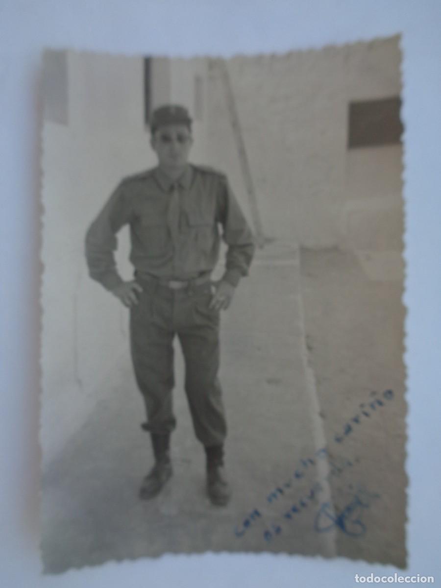 Photographie ancienne: FOTO DE MILITAR CON UNIFORME DE BONITO CON MONTA&Ntilde;ERA Y GAFAS DE SOL