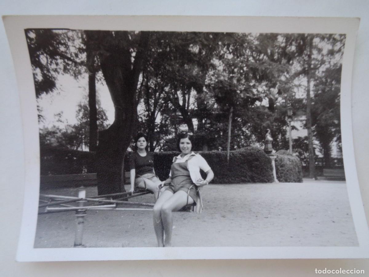 Fotograf&iacute;a antigua: FOTO DE CHICAS CON PANTALON CORTO EN UN CACHARRITO DEL PARQUE