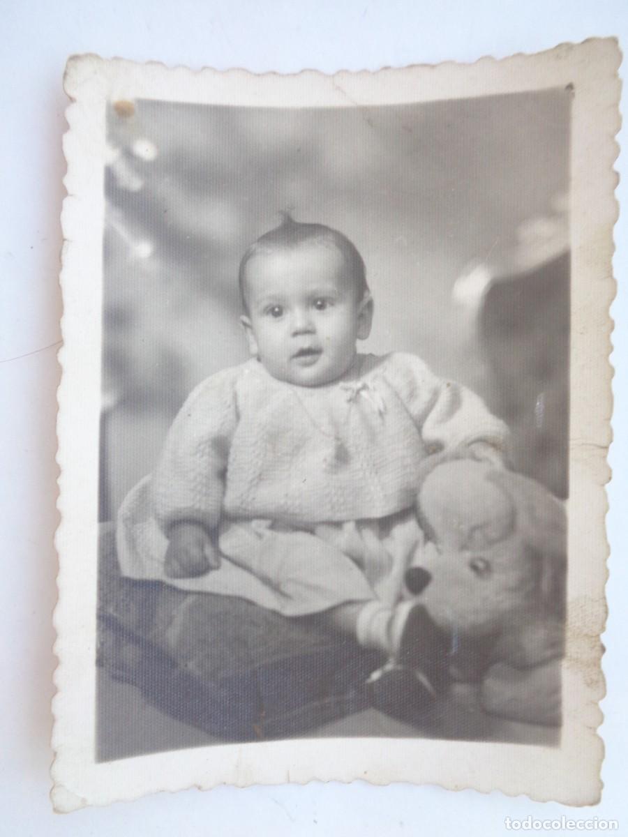 Fotograf&iacute;a antigua: BONITA FOTO DE ESTUDIO DE NI&Ntilde;O PEQUE&Ntilde;O CON JUGUETE, PERRITO DE PELUCHE. DE TERAN , SEVILLA 1956