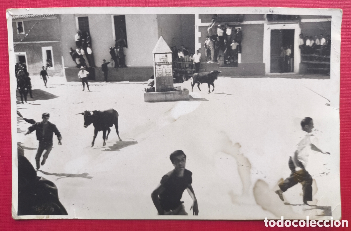 Fotograf&iacute;a antigua: ADEMUZ PLAZA DE LA IGLESIA FUENTE NUEVA SUELTA VAQUILLAS FIESTA POPULAR FOTOGRAF&Iacute;A VAL&Egrave;NCIA C. 1955