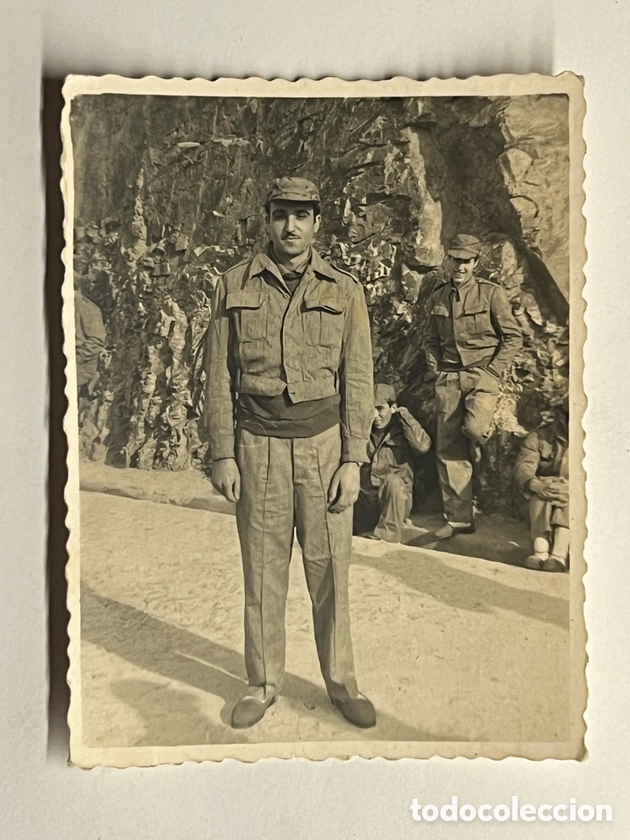 Fotografia antica: HISTORIAS DE LA MILI&hellip; Joven para el recuerdo (h.1960?) Med&iacute;das: 6,5 x 8,5 cm.,