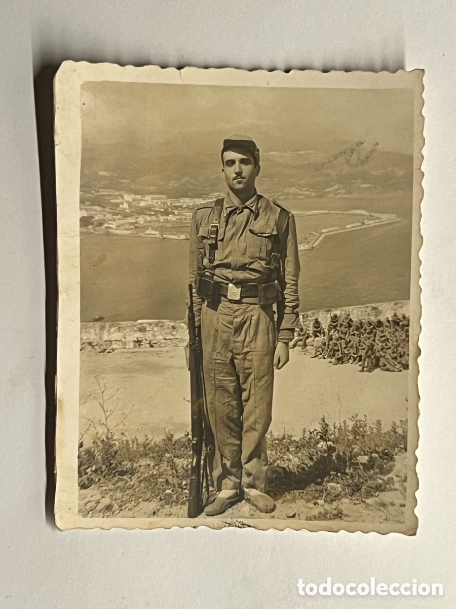 Fotografia antica: HISTORIAS DE LA MILI&hellip; Joven con Cetme.., para el recuerdo (a.1963) Med&iacute;das: 9 x 7 cm