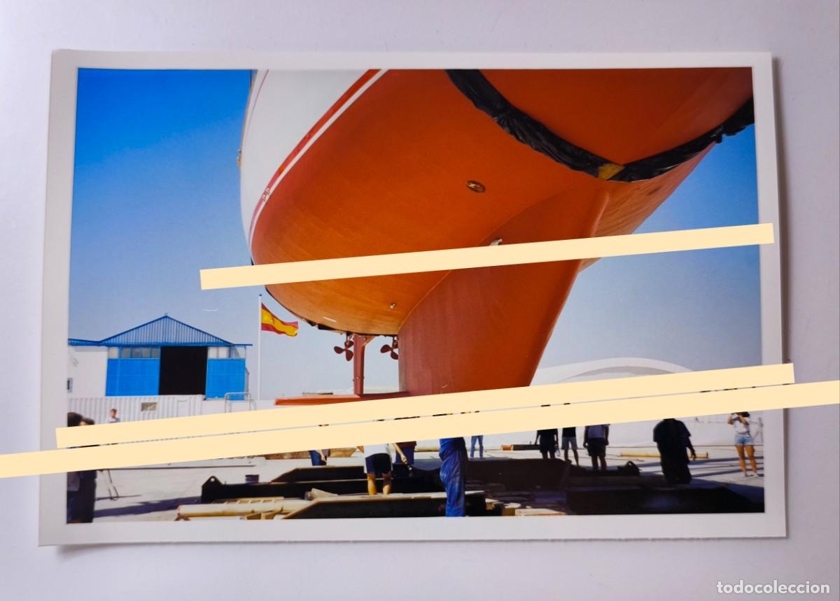Fotograf&iacute;a antigua: Antigua fotograf&iacute;a. Barco goleta Tirant Primer fuera del agua. A&ntilde;os 90