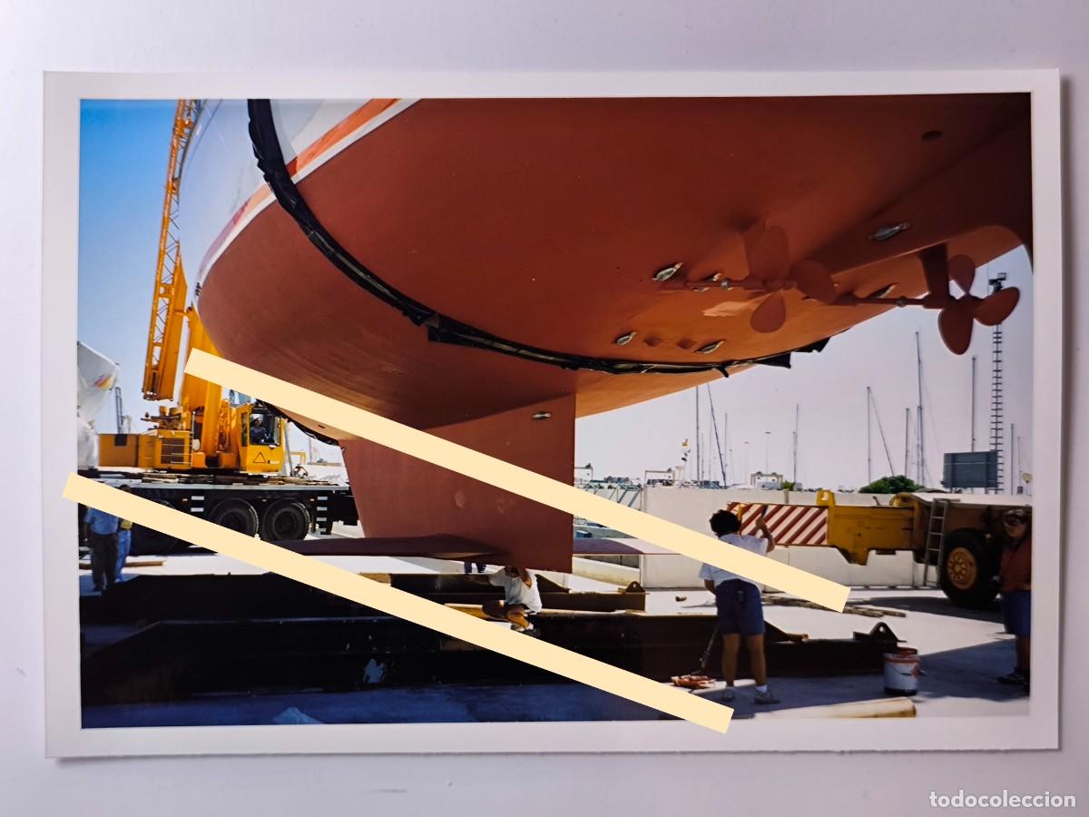 Fotograf&iacute;a antigua: Antigua fotograf&iacute;a. Barco goleta Tirant Primer fuera del agua. A&ntilde;os 90