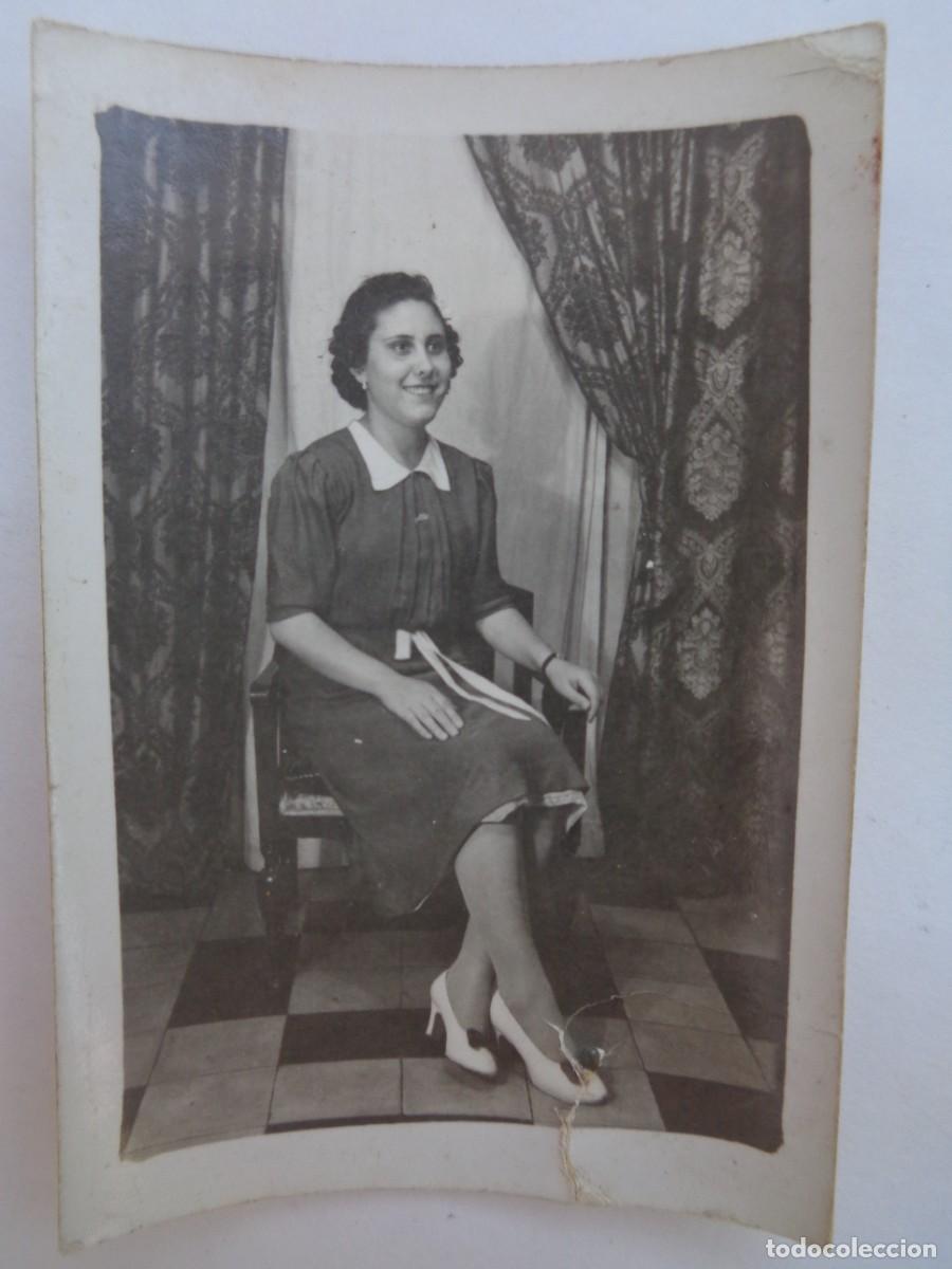 Fotograf&iacute;a antigua: PEQUE&Ntilde;A FOTO DE ESTUDIO DE MUJER SENTADA , 1939
