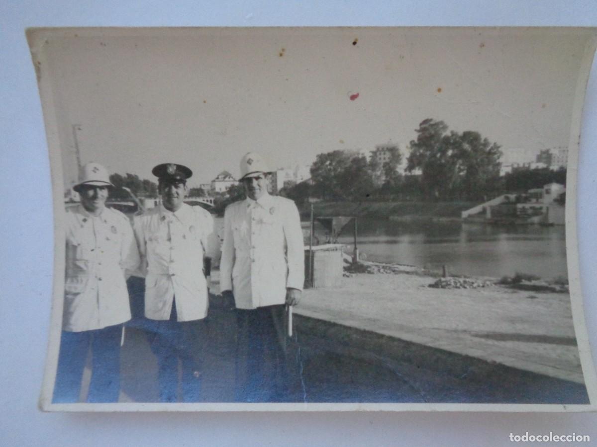 Fotograf&iacute;a antigua: POLICIA MUNICIPAL SEVILLA: FOTO AGENTES UNIFORME DE VERANO CON SALACOT. ORILLA SAN JUAN AZNALFARACHE