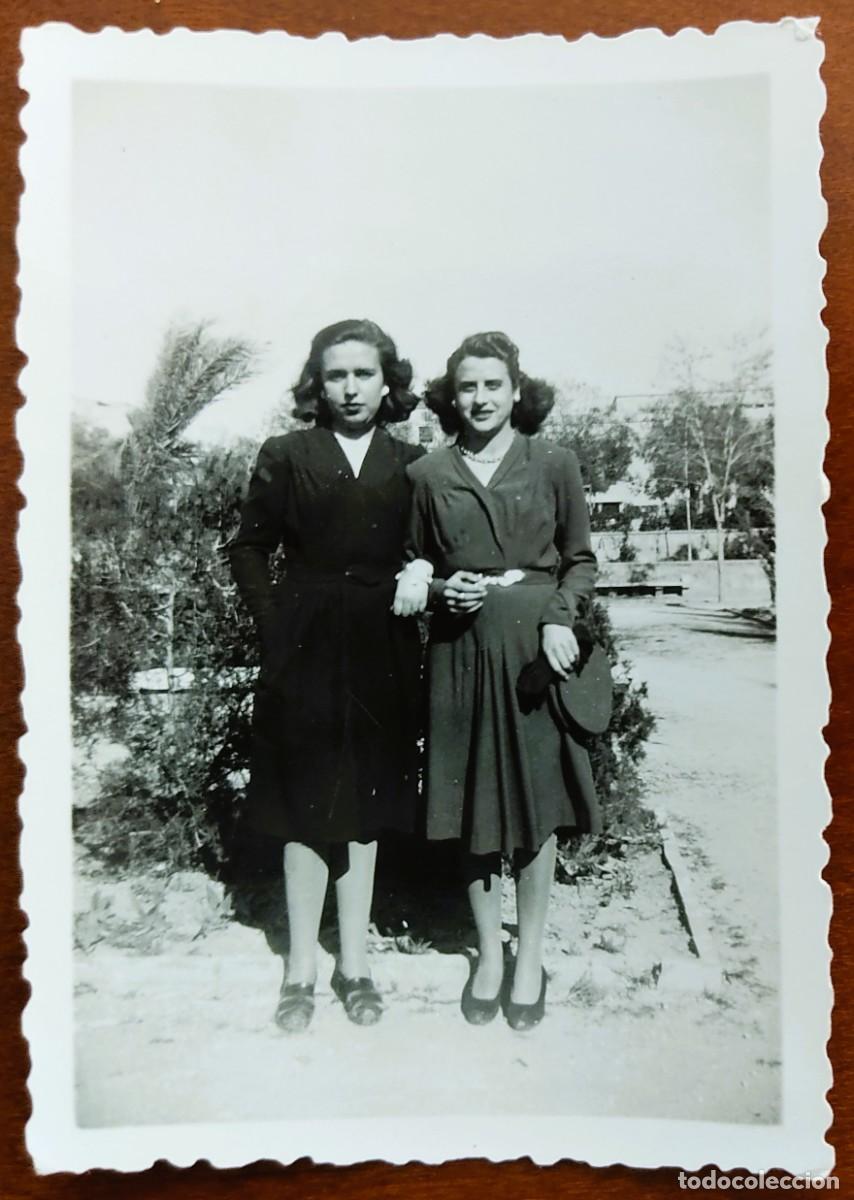 Fotografia antiga: FOTOGRAF&Iacute;A ORIGINAL FEBRERO DE 1946 DOS CHICAS J&Oacute;VENES EN PALMA DE MALLORCA