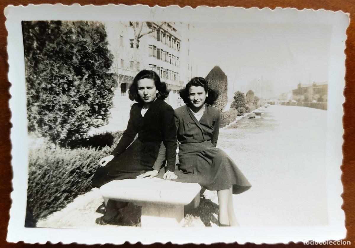 Fotografia antiga: FOTOGRAF&Iacute;A ORIGINAL FEBRERO DE 1946 DOS CHICAS J&Oacute;VENES EN PALMA DE MALLORCA