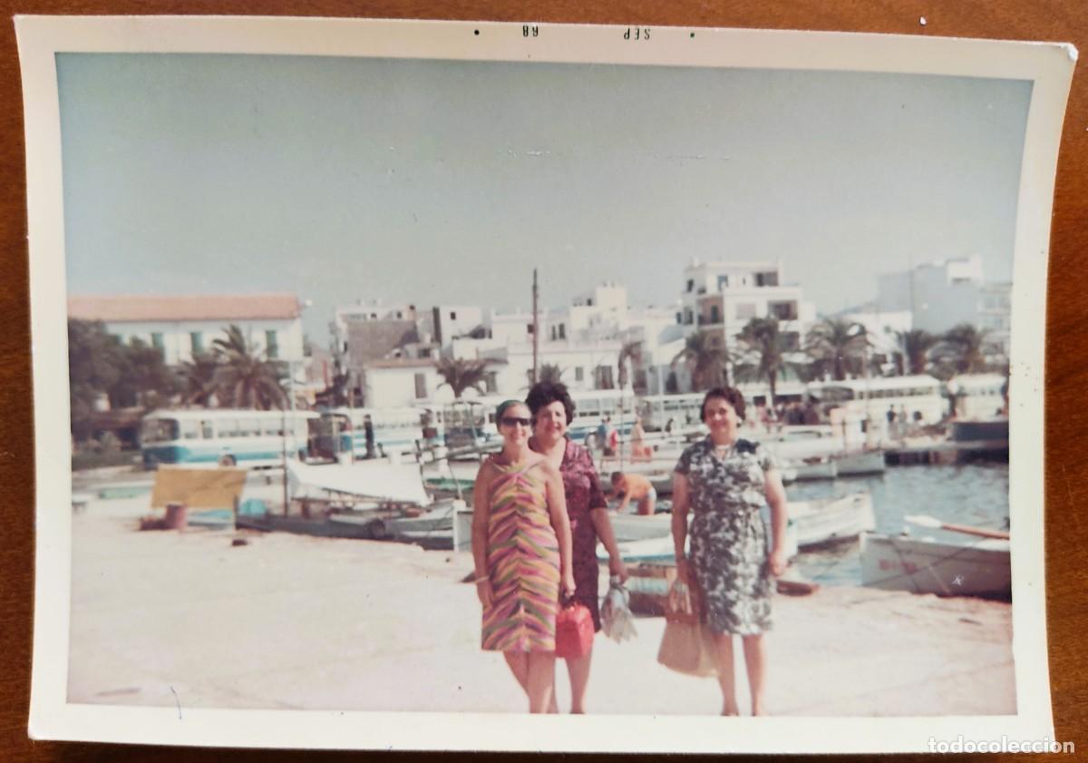 Fotografia antiga: FOTOGRAF&Iacute;A ORIGINAL A COLOR SEPTIEMBRE DE 1968 TRES PERSONAS EN EL PUERTO DE SAN ANTONIO (IBIZA)