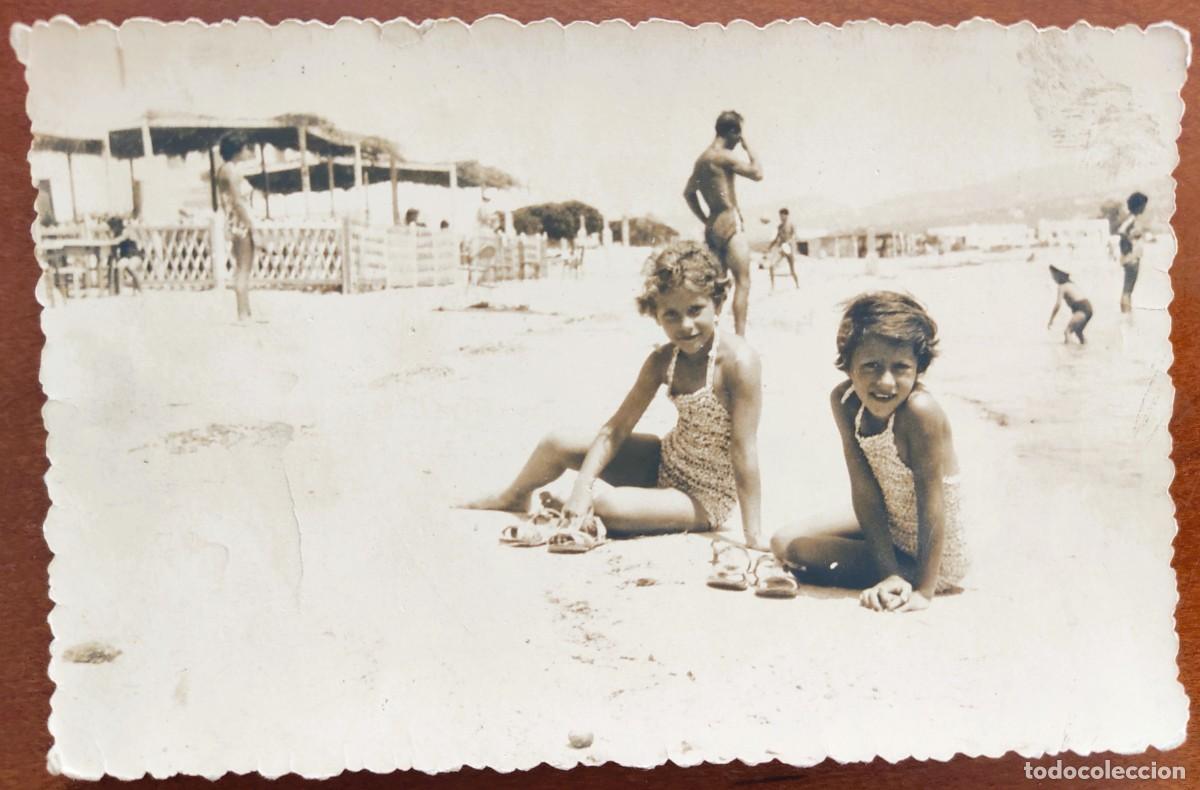 Fotografia antiga: FOTOGRAF&Iacute;A ORIGINAL JULIO DE 1951 - DOS NI&Ntilde;AS EN LA PLAYA DE IBIZA