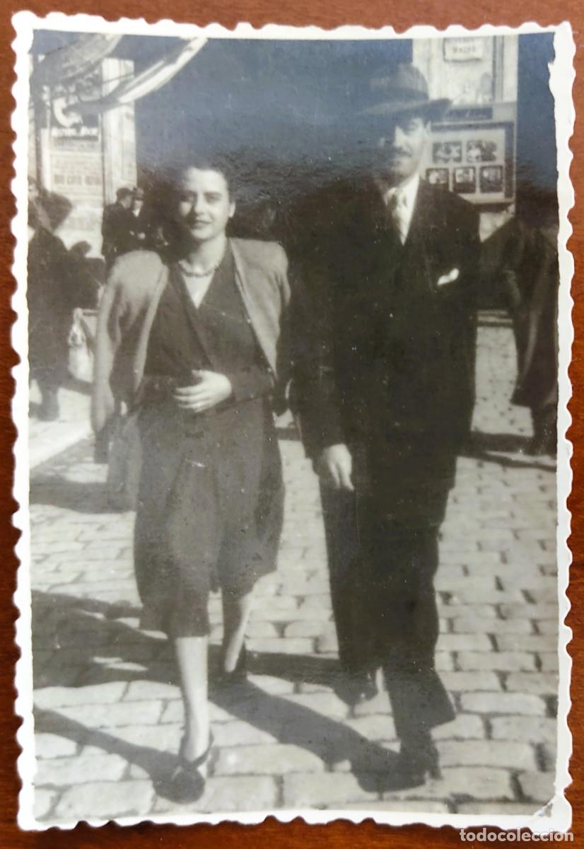 Fotografia antiga: FOTOGRAF&Iacute;A ORIGINAL NOVIEMBRE DE 1946 - PAREJA PASEANDO POR PALMA DE MALLORCA