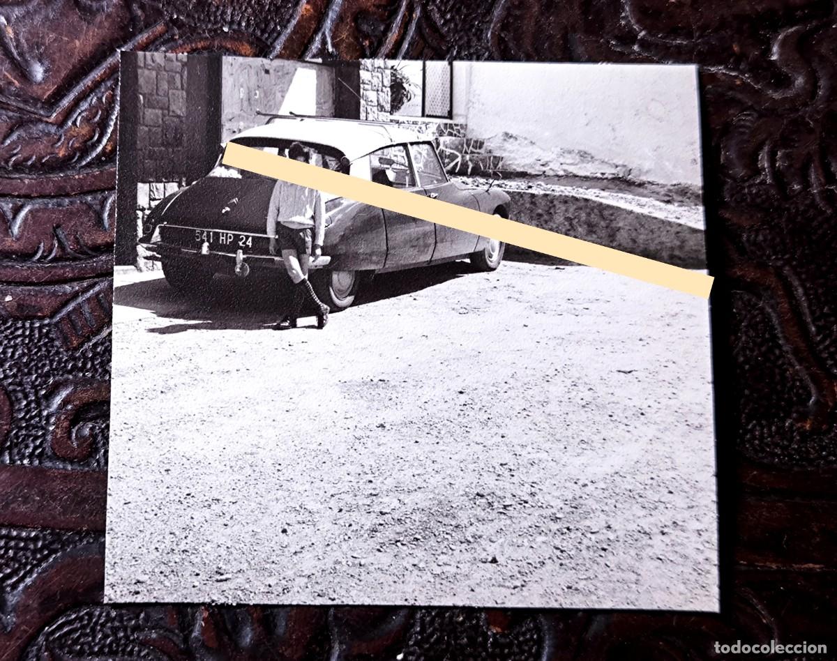 Fotograf&iacute;a antigua: Antigua fotograf&iacute;a. Coche Citroen DS Tibur&oacute;n. A&ntilde;os 69