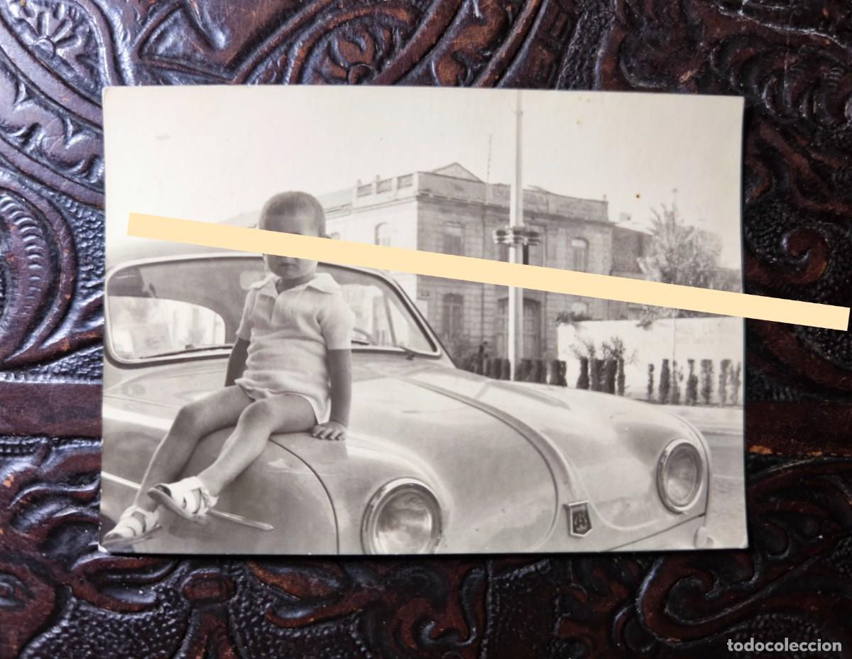 Fotograf&iacute;a antigua: Antigua fotograf&iacute;a. Ni&ntilde;os sobre el cap&oacute;, coche Renault Dauphine &laquo;Gordini&raquo; A&ntilde;os 60