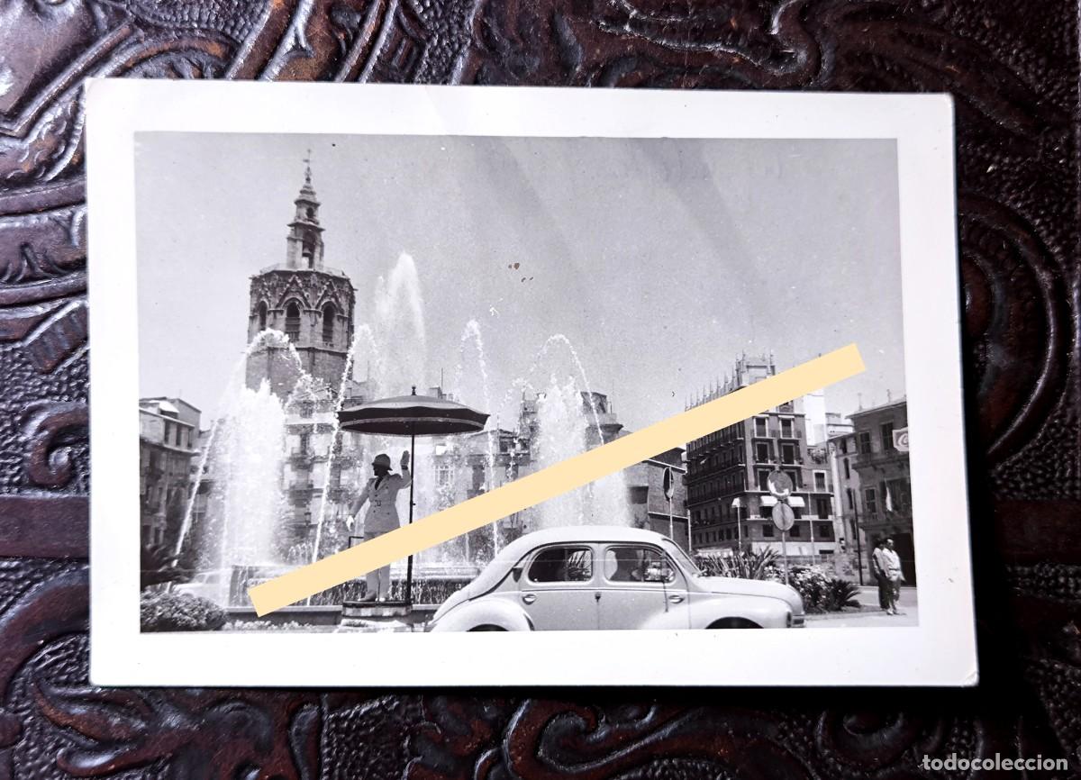 Fotograf&iacute;a antigua: Antigua fotograf&iacute;a. Valencia. Plaza de la reina. Polic&iacute;a dirigiendo el tr&aacute;fico. A&ntilde;os 60